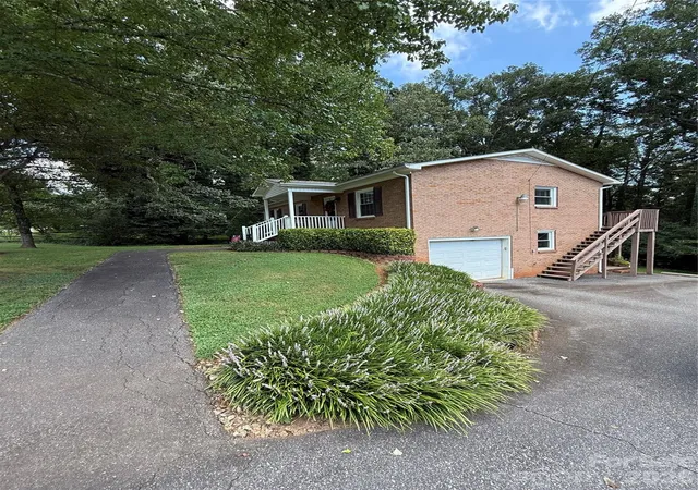 Photo 3 of Single family home for sale at 192 Heritage View Rd, Hickory, NC 28601 | MLS# 4422454 | Listing updated on 2026-09-11
