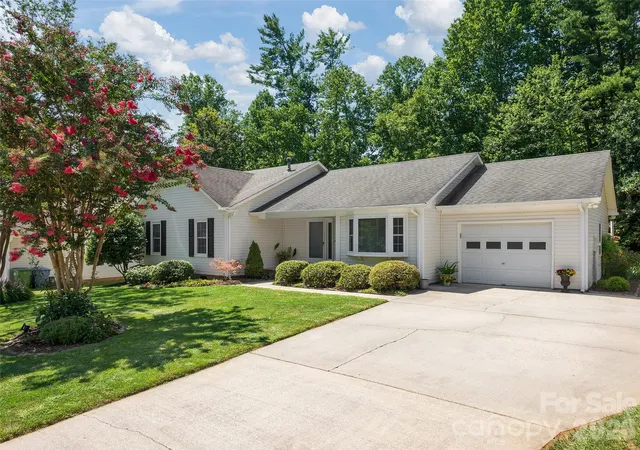 Photo 2 of Single family home for sale at 22 Southchase Dr, Fletcher, NC 28732 | MLS# 4422521 | Listing updated on 2026-09-30