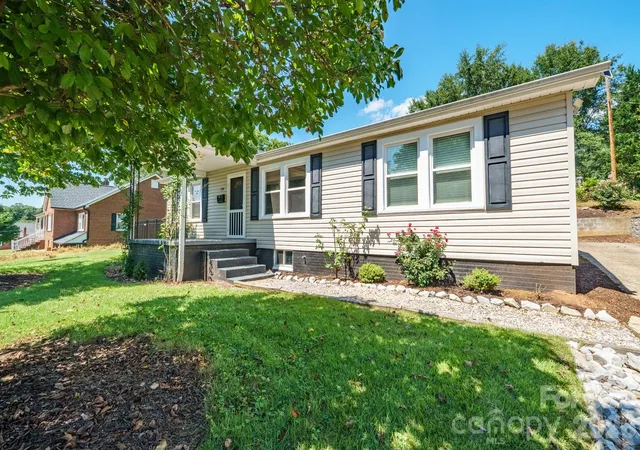 Photo 2 of Single family home for sale at 106 Cascade St, Morganton, NC 28655 | MLS# 4422549 | Listing updated on 2026-09-10