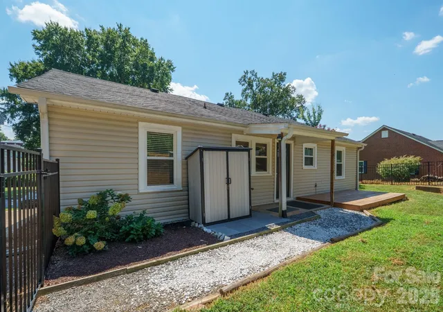 Photo 3 of Single family home for sale at 106 Cascade St, Morganton, NC 28655 | MLS# 4422549 | Listing updated on 2026-09-10