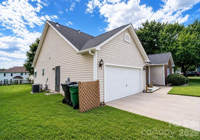 Photo 2 of Single family home for sale at 9612 Veronica Dr, Charlotte, NC 28215 | MLS# 4422577 | Listing updated on 2026-09-22