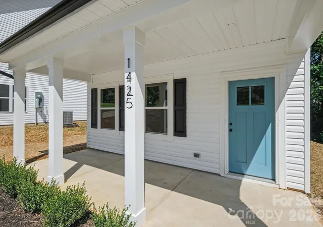 Photo 2 of Single family home for sale at 1425 23rd Avenue Pl Ne, Hickory, NC 28601 | MLS# 4422589 | Listing updated on 2026-09-15