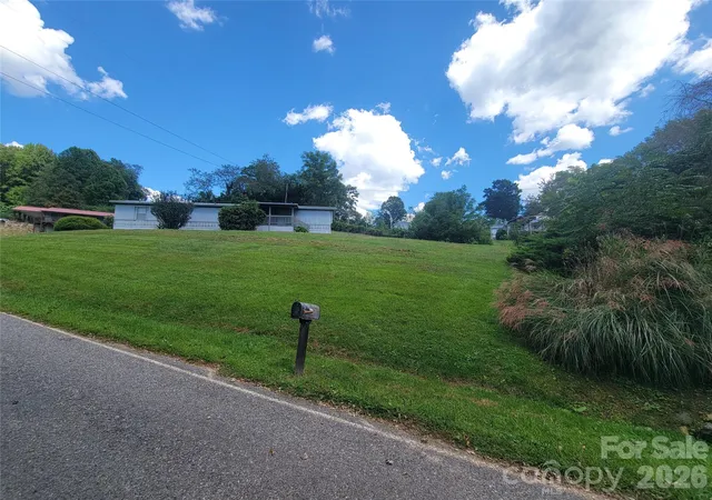 Photo 2 of Single family home for sale at 204 Kudzu Loop, Waynesville, NC | MLS# 4422736 | Listing updated on 2026-10-01