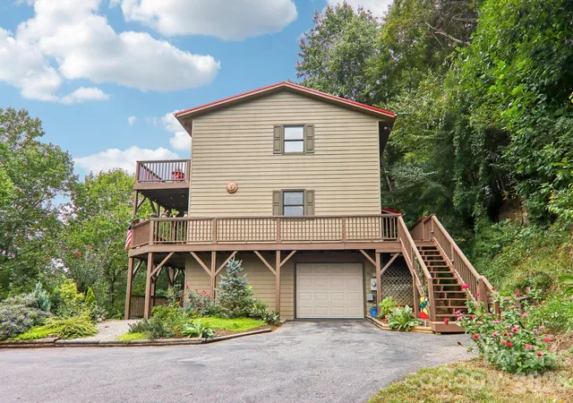 Photo 3 of Single family home for sale at 36 Nicholas Ln, Maggie Valley, NC 28751 | MLS# 4422932 | Listing updated on 2026-10-08