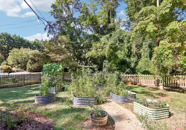 Photo 3 of Single family home for sale at 333 Kenilworth Rd, Asheville, NC 28805 | MLS# 4422949 | Listing updated on 2026-09-11