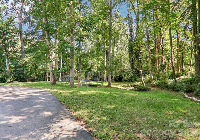 Photo 3 of Single family home for sale at 333 Kenilworth Rd, Asheville, NC 28805 | MLS# 4422949 | Listing updated on 2026-09-11
