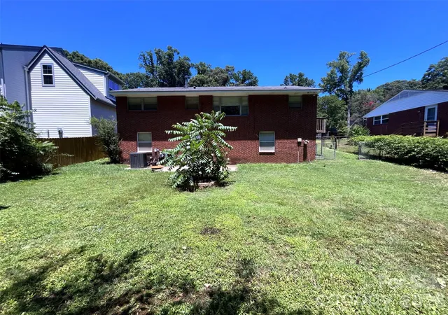 Photo 3 of Single family home for sale at 710 Manhasset Rd, Charlotte, NC 28209 | MLS# 4422965 | Listing updated on 2026-09-25