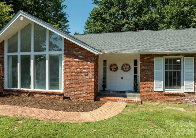 Photo 3 of Single family home for sale at 935 Ridgewood Dr NE, Lenoir, NC 28645 | MLS# 4423060 | Listing updated on 2026-09-23