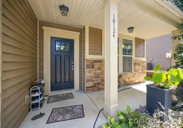 Photo 2 of Single family home for sale at 10124 Michael Xing Dr, Charlotte, NC 28213 | MLS# 4423146 | Listing updated on 2026-09-13