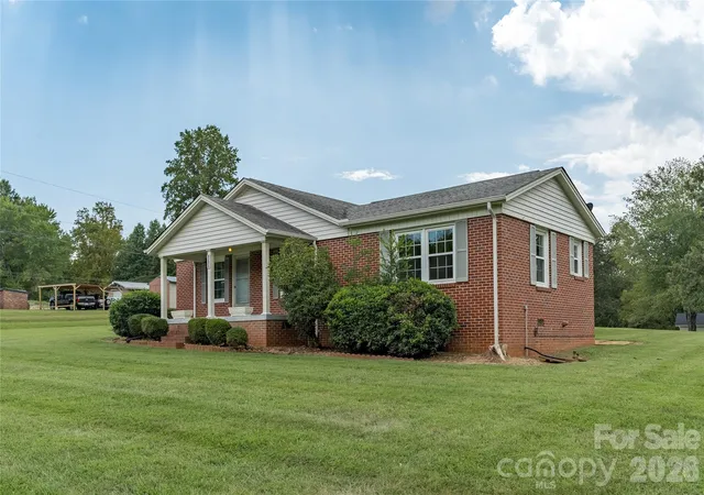 Photo 3 of Single family home for sale at 5271 Harris Farm Rd, Hickory, NC 28602 | MLS# 4423168 | Listing updated on 2026-09-15