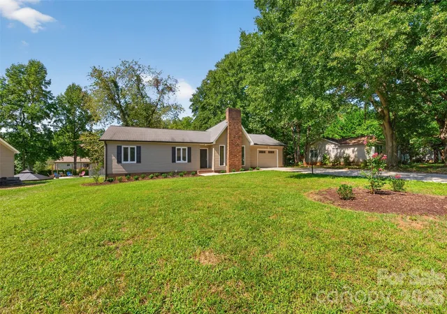 Photo 1 of Single family home for sale at 1711 Piney Rd, Hickory, NC 28602 | MLS# 4423170 | Listing updated on 2026-09-15