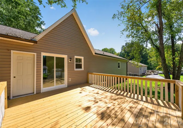 Photo 3 of Single family home for sale at 1711 Piney Rd, Hickory, NC 28602 | MLS# 4423170 | Listing updated on 2026-09-15