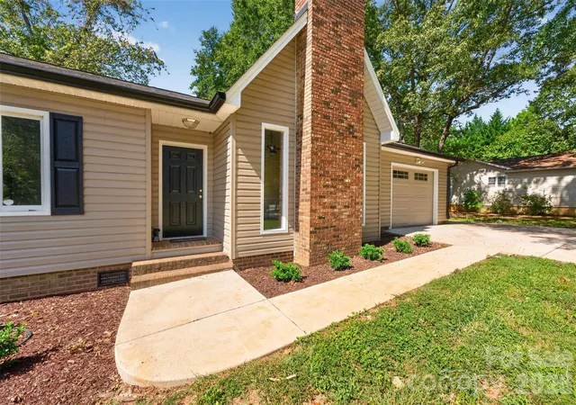 Photo 4 of Single family home for sale at 1711 Piney Rd, Hickory, NC 28602 | MLS# 4423170 | Listing updated on 2026-09-15