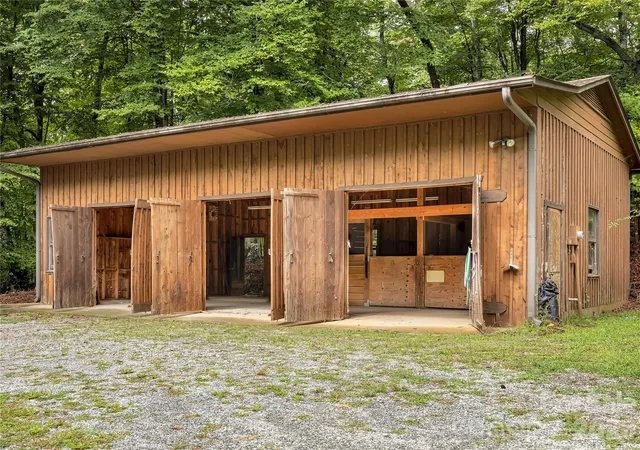 Photo 4 of Single family home for sale at 989 Fox Mountain Rd, Columbus, NC 28722 | MLS# 4423345 | Listing updated on 2026-10-26