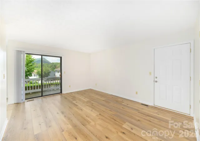 Listing Photo 4 - Condo for sale in building located at 82 Nazarene Wy, Waynesville, NC 28785