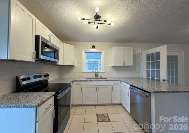 Photo 2 of Single family home for sale at 2060 27th Avenue Dr Ne, Hickory, NC 28601 | MLS# 4423738 | Listing updated on 2026-10-06
