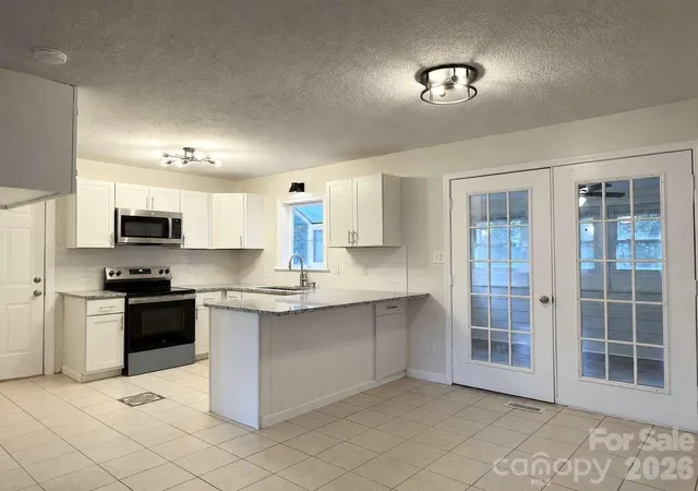 Photo 3 of Single family home for sale at 2060 27th Avenue Dr NE, Hickory, NC 28601 | MLS# 4423738 | Listing updated on 2026-10-27
