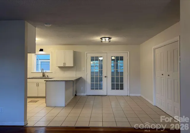 Photo 4 of Single family home for sale at 2060 27th Avenue Dr NE, Hickory, NC 28601 | MLS# 4423738 | Listing updated on 2026-10-27