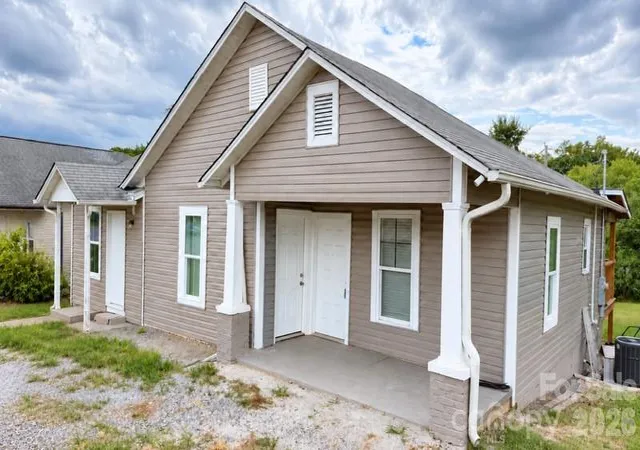 Photo 1 of Single family home for sale at 2007 S York Rd, Gastonia, NC 28052 | MLS# 4424066 | Listing updated on 2026-09-15