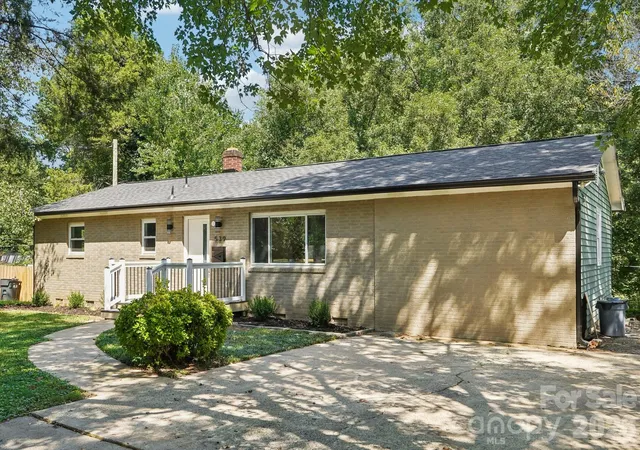 Photo 3 of Single family home for sale at 539 Frank Dr, Charlotte, NC 28215 | MLS# 4424356 | Listing updated on 2026-09-17