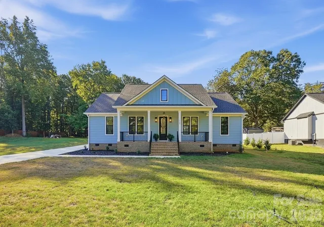 Photo 3 of Single family home for sale at 1860 Twin Lakes Rd, Rock Hill, SC 29732 | MLS# 4424571 | Listing updated on 2026-09-15