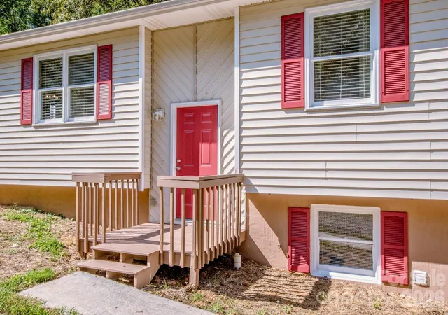 Photo 2 of Single family home for sale at 612 Sharon Dr, Statesville, NC 28625 | MLS# 4424578 | Listing updated on 2026-09-27