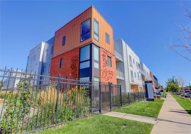 Listing Photo 2 - Condo for sale in building located at 2525 Arapahoe St, Denver, CO 80205 - Unit #206