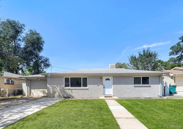 Photo 2 of Single family home for sale at 1545 S Chase Ct, Lakewood, CO 80232 | MLS# 2832252 | Listing updated on 2026-10-08