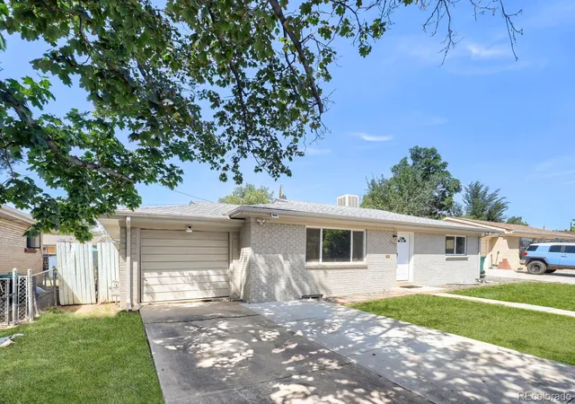 Photo 3 of Single family home for sale at 1545 S Chase Ct, Lakewood, CO 80232 | MLS# 2832252 | Listing updated on 2026-10-08