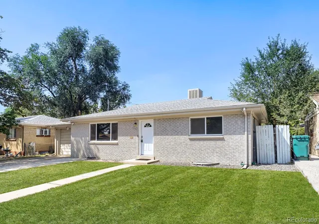 Photo 3 of Single family home for sale at 1545 S Chase Ct, Lakewood, CO 80232 | MLS# 2832252 | Listing updated on 2026-10-08