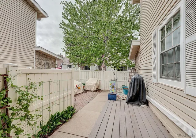 Listing Photo 4 - Condo for sale in building located at 2784 S Heather Gdns Wy, Aurora, CO 80014