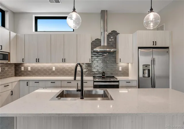 Photo 2 of Townhouse for sale at 2260 Glenn St, Colorado Springs, CO 80904 | MLS# 1737867 | Listing updated on 2026-10-02
