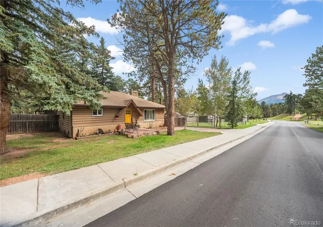 Photo 3 of Single family home for sale at 305 S Fairview St, Woodland Park, CO 80863 | MLS# 3922742 | Listing updated on 2026-09-15
