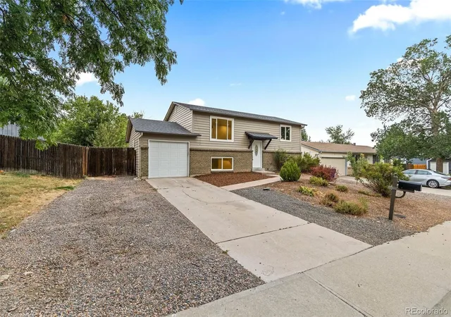 Photo 3 of Sale Pending at 2882 S Mobile St, Aurora, CO 80013 | MLS# 5376523 | Listing updated on 2026-09-14