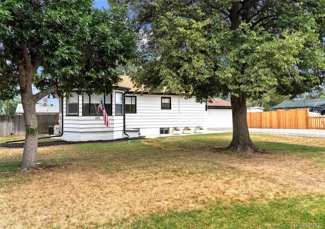 Photo 3 of Single family home for sale at 200 S Newland St, Lakewood, CO 80226 | MLS# 4879771 | Listing updated on 2026-09-22