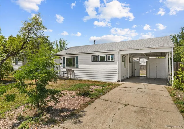 Photo 3 of Single family home for sale at 725 Kingston St, Aurora, CO 80010 | MLS# 8808716 | Listing updated on 2026-09-10