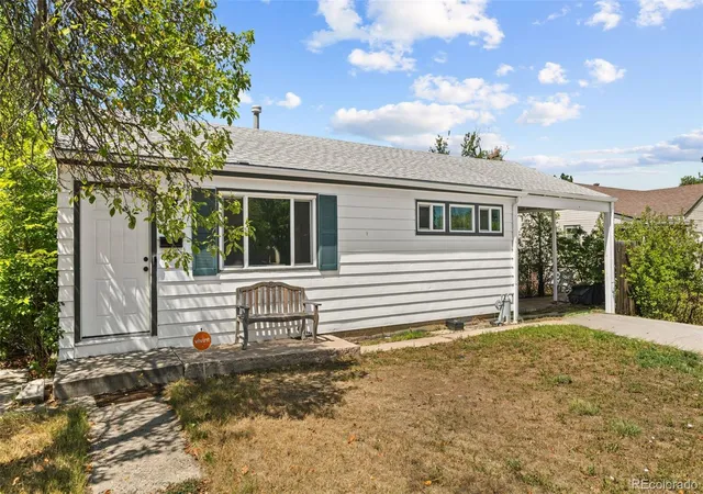 Photo 3 of Single family home for sale at 725 Kingston St, Aurora, CO 80010 | MLS# 8808716 | Listing updated on 2026-09-10