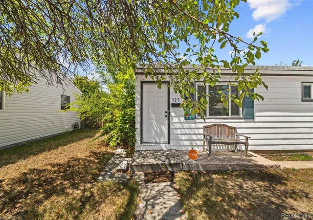 Photo 4 of Single family home for sale at 725 Kingston St, Aurora, CO 80010 | MLS# 8808716 | Listing updated on 2026-09-10