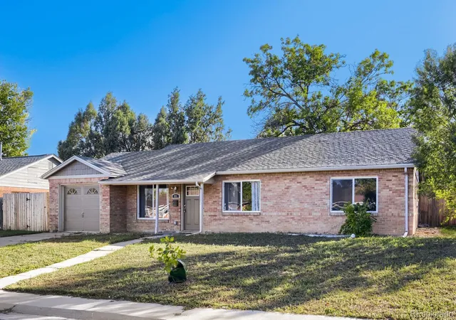 Photo 3 of Single family home for sale at 831 Tucson St, Aurora, CO 80011 | MLS# 9445977 | Listing updated on 2026-10-23