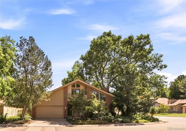 Photo 2 of Single family home for sale at 2893 S Oakland Cir E, Aurora, CO 80014 | MLS# 2282116 | Listing updated on 2026-10-07