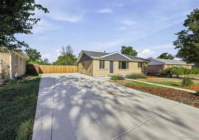 Photo 3 of Single family home for sale at 857 Iola St, Aurora, CO 80010 | MLS# 5069505 | Listing updated on 2026-10-09