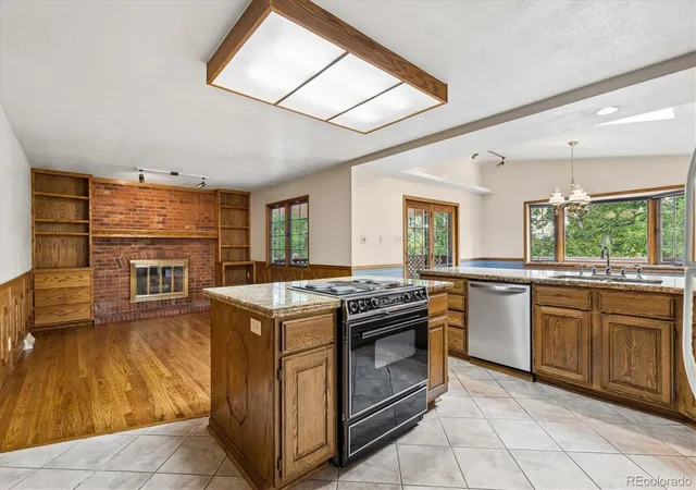 Photo 4 of Single family home for sale at 1610 S Arbutus Pl, Lakewood, CO 80228 | MLS# 9437899 | Listing updated on 2026-09-10