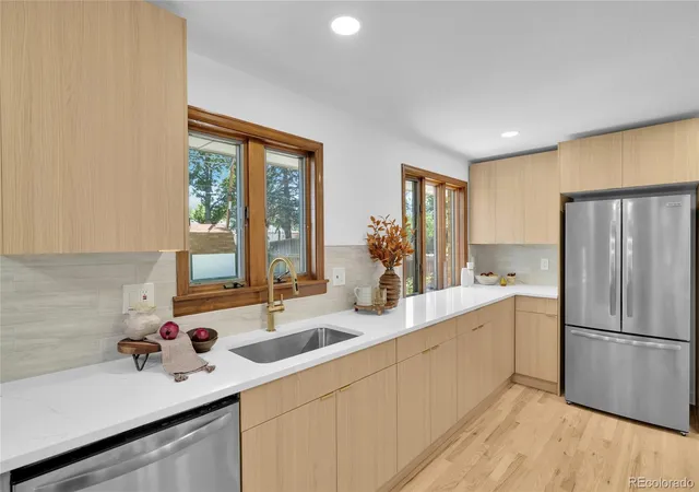 Photo 4 of Single family home for sale at 6604 S Lee Ct, Centennial, CO 80121 | MLS# 7185333 | Listing updated on 2026-09-22