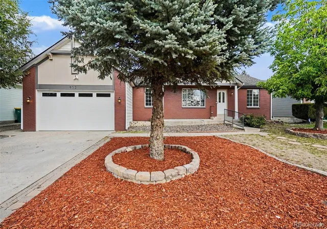 Photo 2 of Single family home for sale at 932 S Quintero Ct, Aurora, CO 80017 | MLS# 8422475 | Listing updated on 2026-09-23