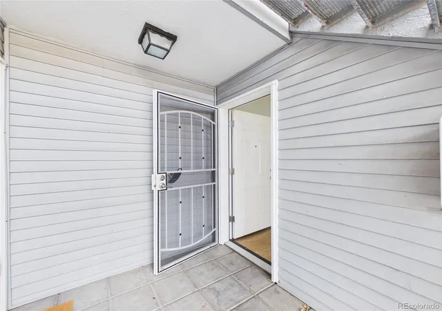 Listing Photo 4 - Condo for sale in building located at 1926 S Vaughn Wy, Aurora, CO 80014 - Unit #104