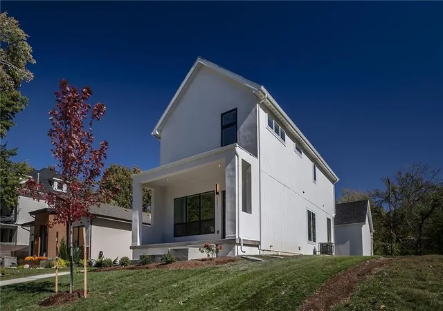 Photo 3 of Single family home for sale at 3641 Tracy Ave, Kansas City, MO 64109 | MLS# 2534722 | Listing updated on 2026-09-09