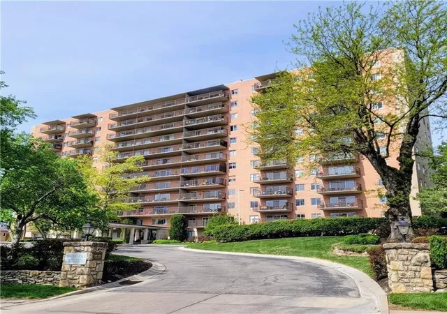 Photo 1 of Condo for sale at 4550 Warwick Blvd #210-211, Kansas City, MO 64111 | MLS# 2545622 | Listing updated on 2026-09-15