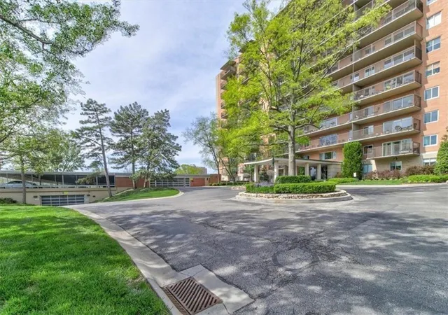 Photo 2 of Condo for sale at 4550 Warwick Blvd #210-211, Kansas City, MO 64111 | MLS# 2545622 | Listing updated on 2026-09-15