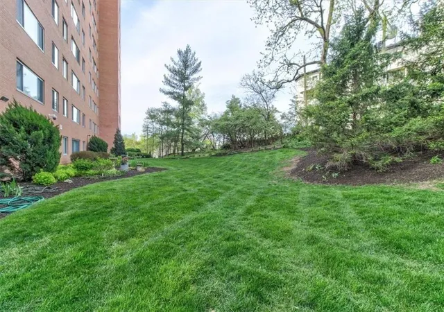Listing Photo 4 - Condo for sale in building located at 4550 Warwick Blvd, Kansas City, MO 64111 - Unit #210-211