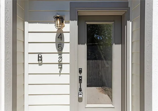 Photo 3 of Condo for sale at 4527 Forest Ave #B, Kansas City, MO 64110 | MLS# 2549085 | Listing updated on 2026-10-18